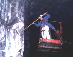 Man using a scaling bar